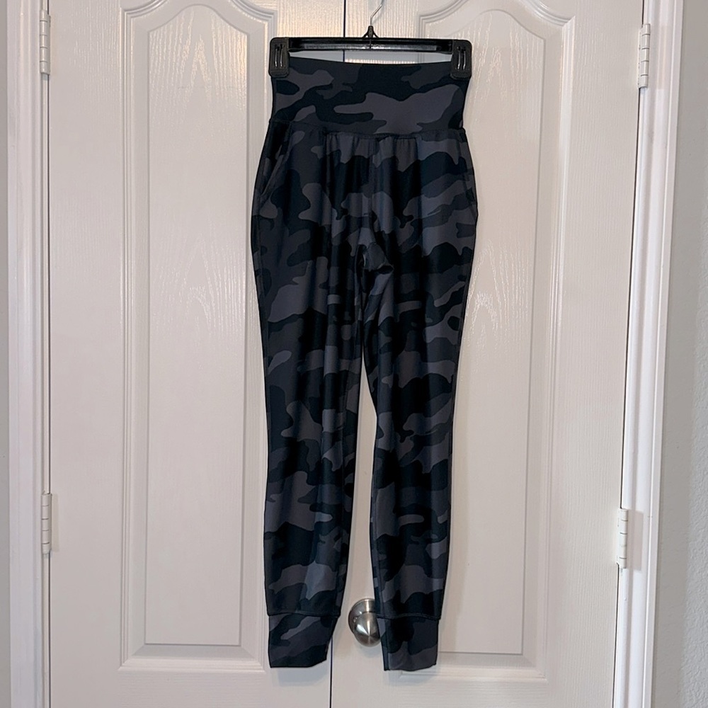 Old Navy Women’s Elevate Leggings Go Dry Size XS Camo in  gray and Black